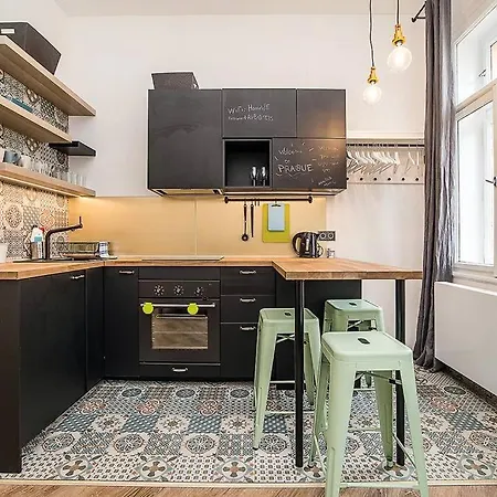 Designer By Beautiful Park & Church Apartman